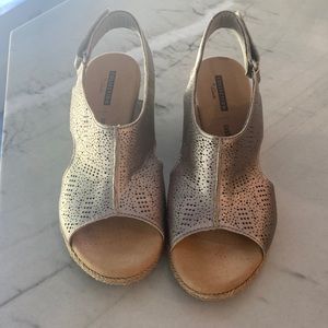 Collection by Clark’s gold metallic design edges size 7.5